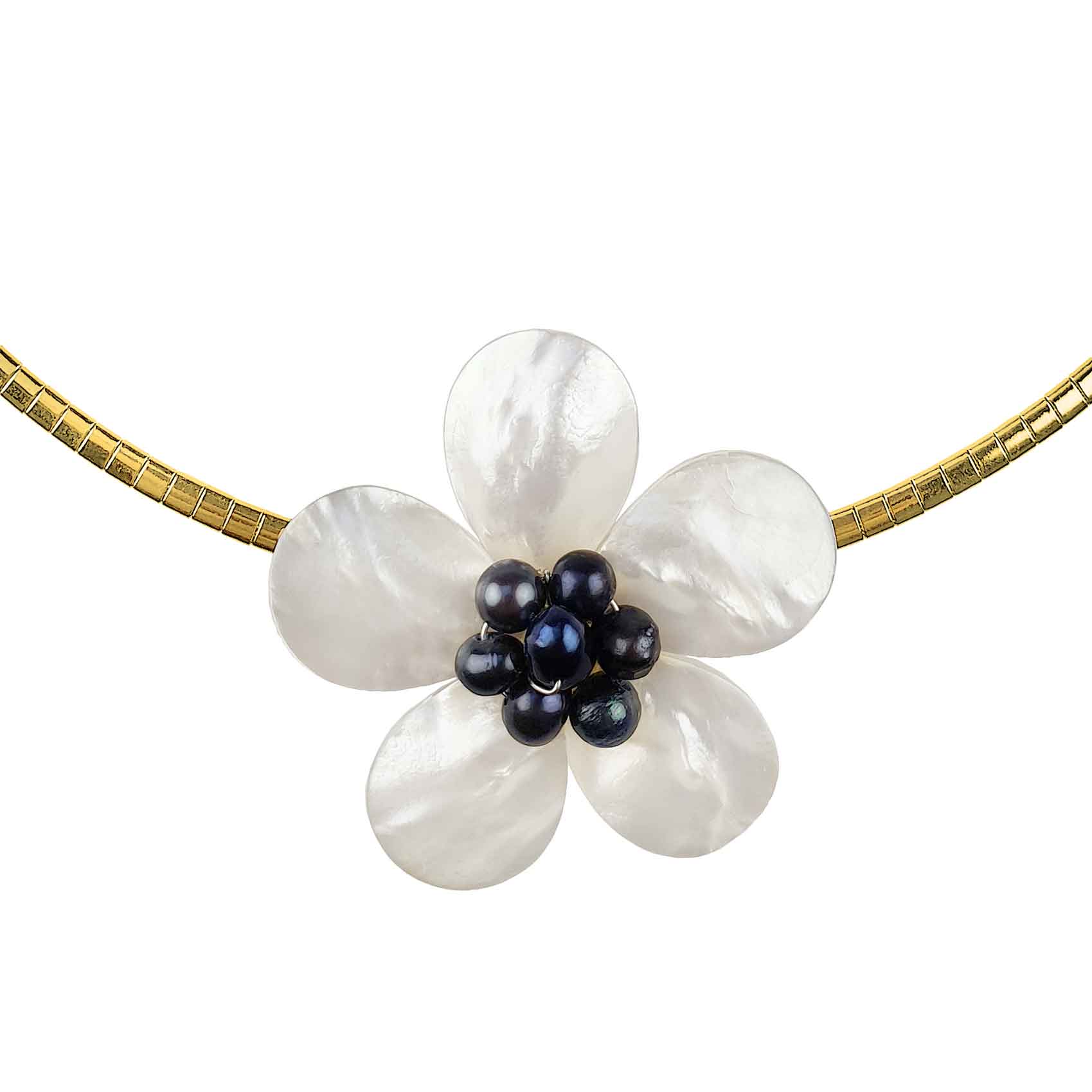 Detail van zoetwater parelketting met parelmoeren bloem aan goud edelstalen ketting | set Fleury B Gold