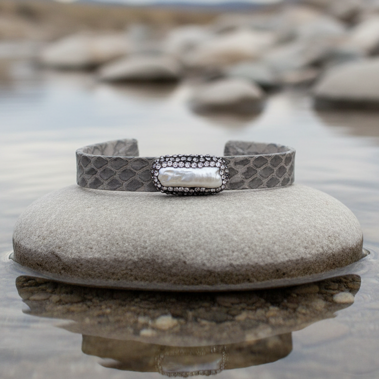 Wit zoetwater parel armband met stras steentjes en grijs leer liggend op steen in water | Bright Biwa Pearl Grey Leather