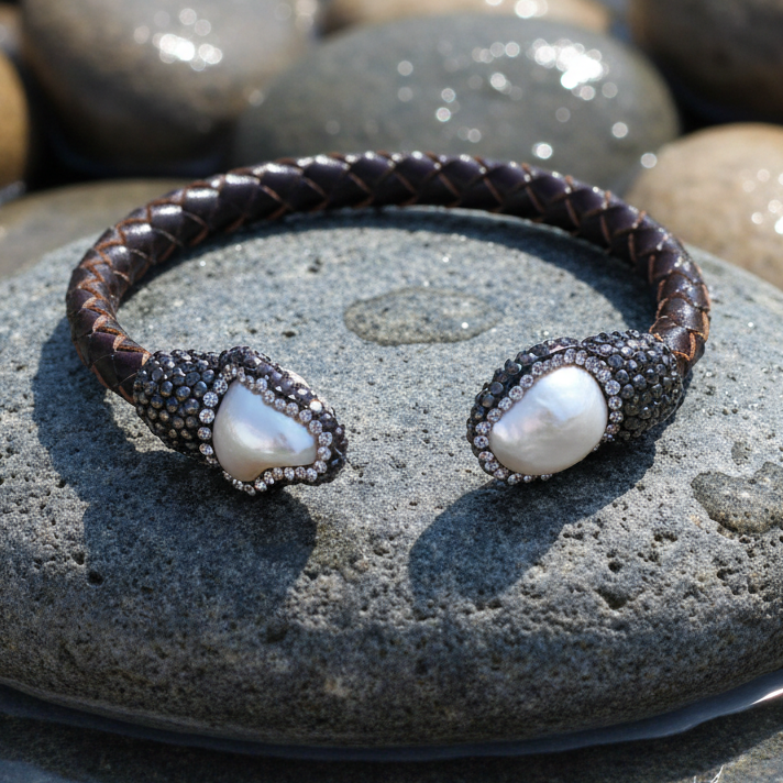 Bright Pearl Brown Leather Bangle zoetwater parel armband close-up op grijze natte steen bij oever