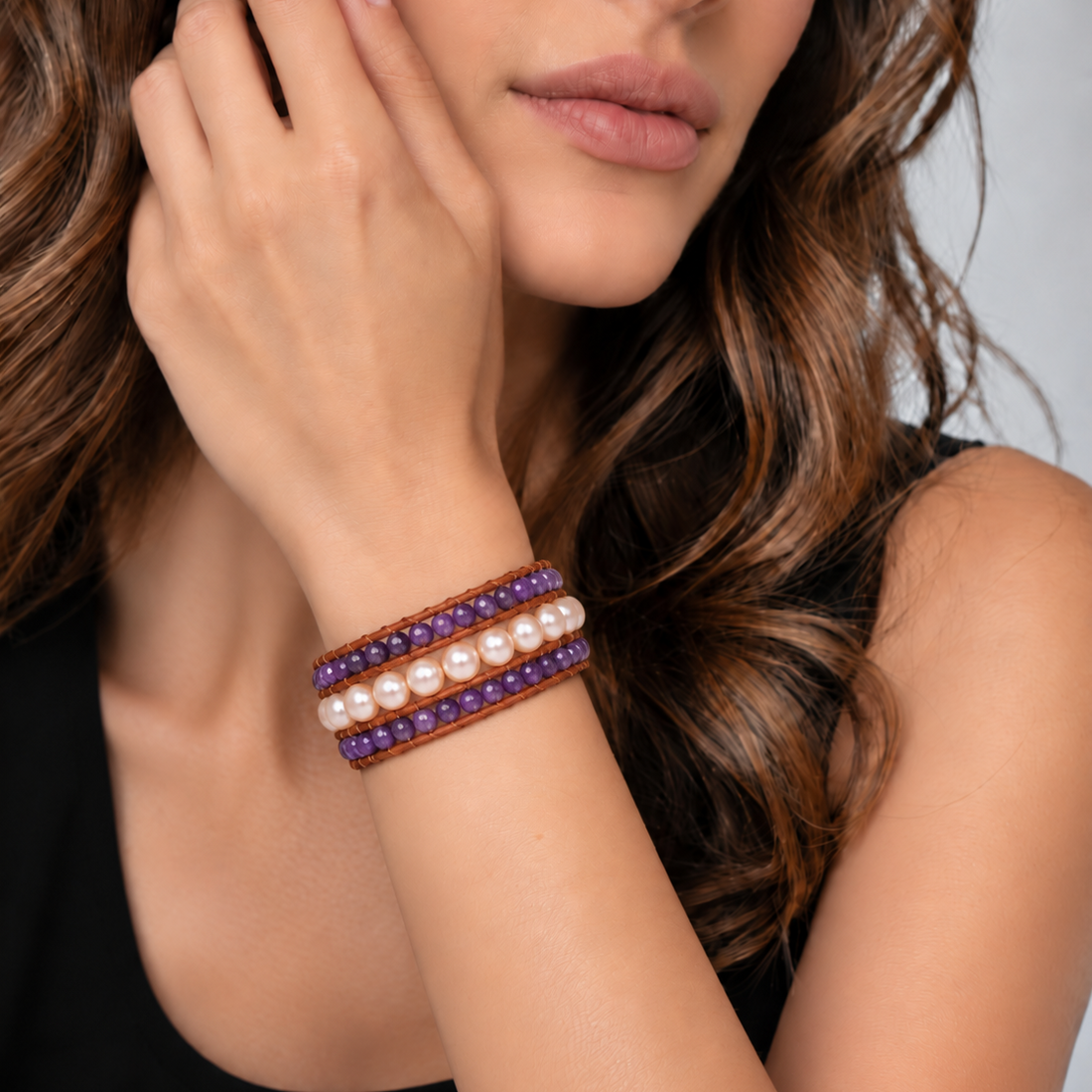 Zoetwater parel armband met zalm kleurige parels, amethist en bruin leer op model | Parel armband Kalla