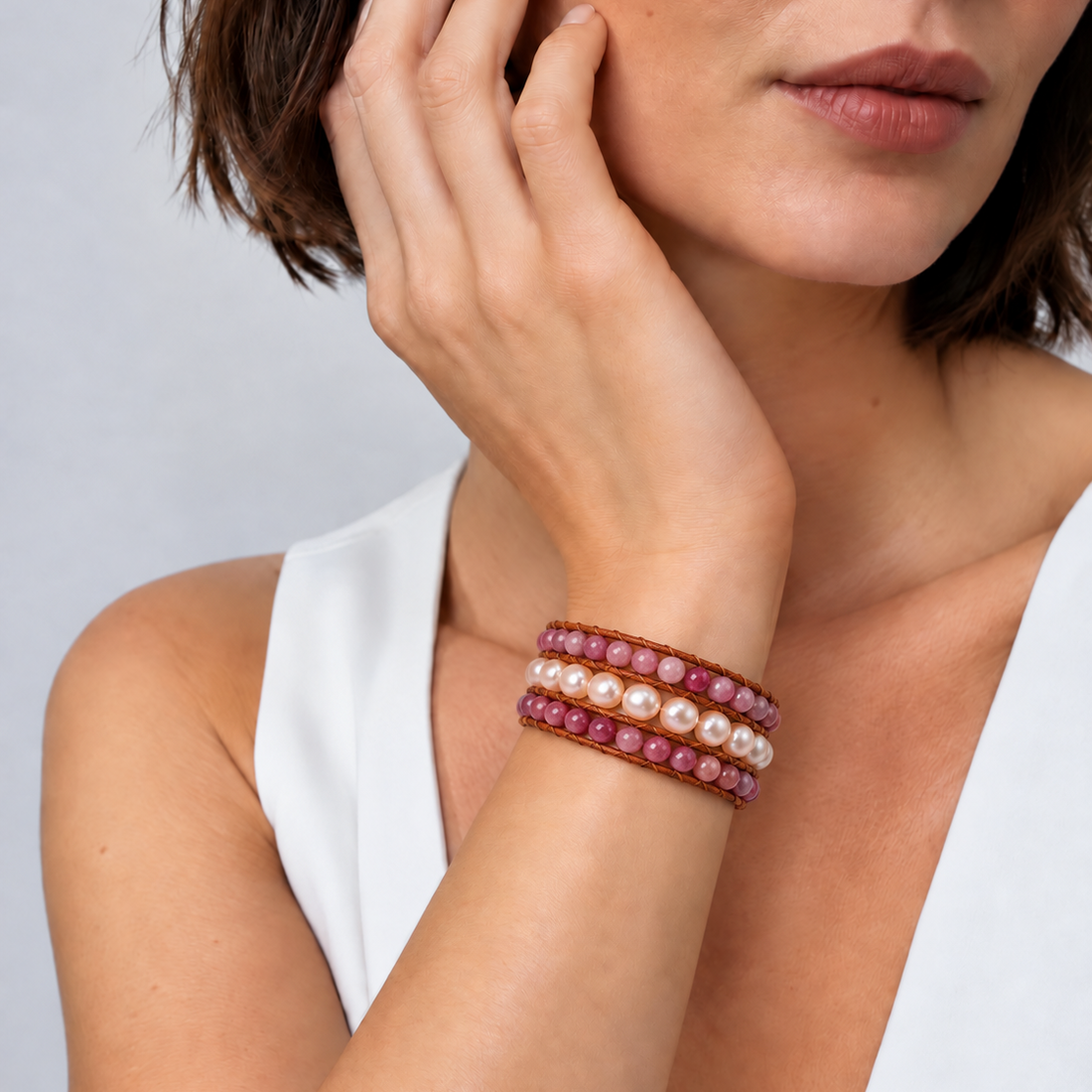 Zoetwater parel armband met rhodochrosiet en zalm kleurige parels op model | Parel armband Kallie