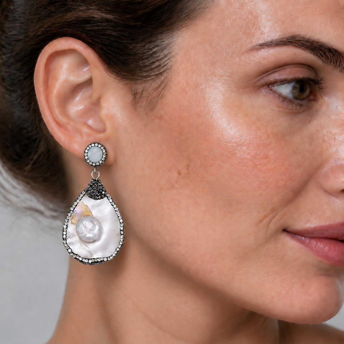Grote witte zoetwater parel oorbellen met parelmoer en stras steentjes op model | Bright Shell Pearl Big Teardrop