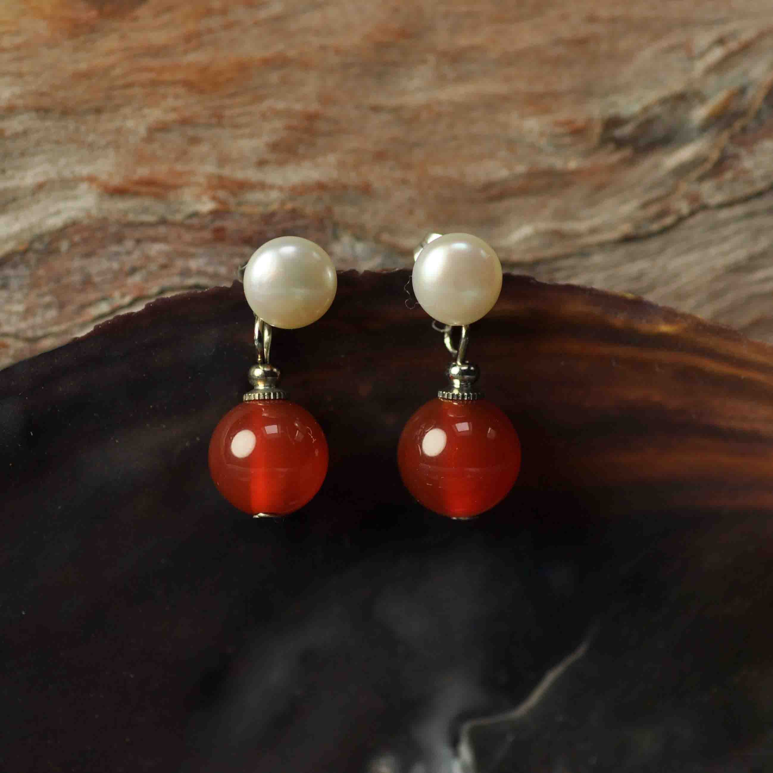 Zoetwater parel oorbellen met witte parel en rode agaat hangend aan schelp | Pearl Stud Red Agate