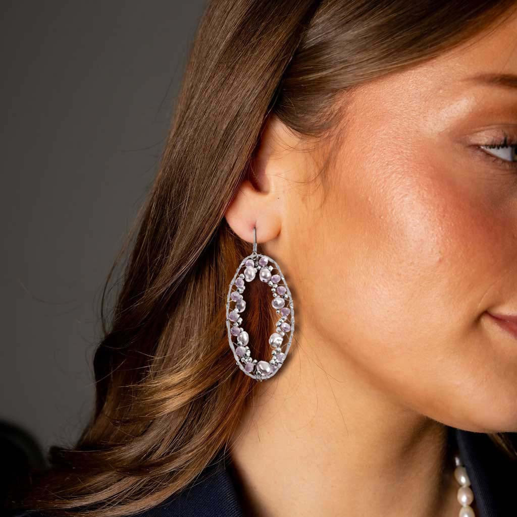 Lange zoetwater parel oorbellen met grijze parels en sterling zilver (925) op model | Big Grey Oval Pearls