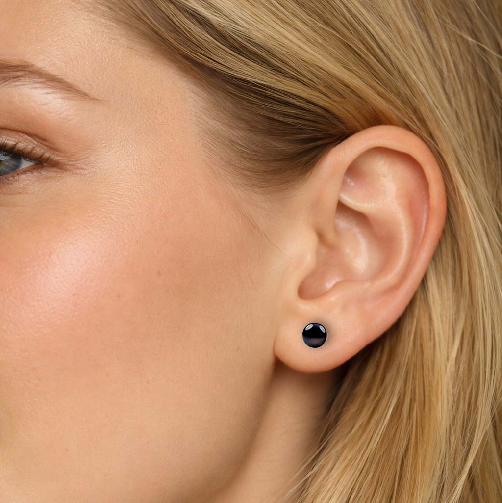 Zwarte zoetwater parel oorbellen met sterling zilveren oorstekers, parel oorknopjes op model | Blacky