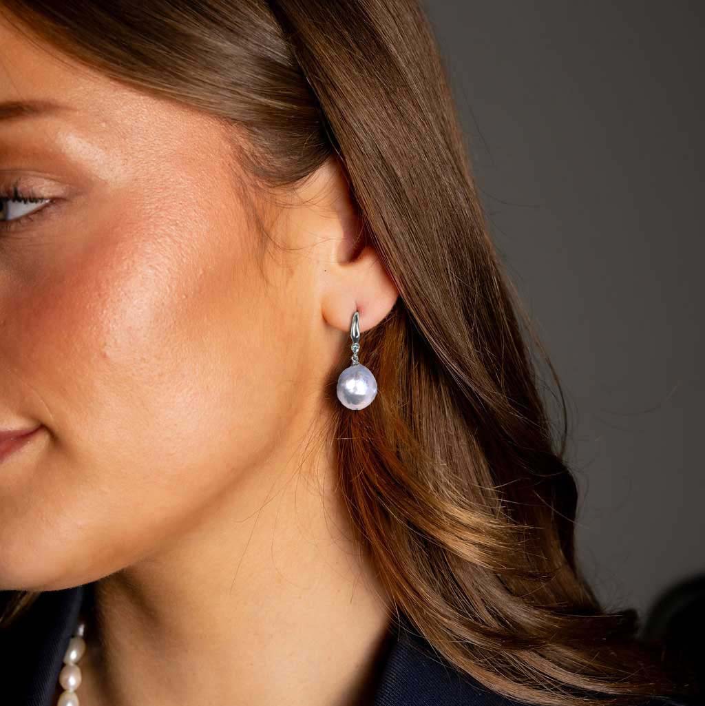 Grijze zoetwater parel oorbellen met sterling zilveren oorbelhaakjes en stras steentje op model| Bling Kasumi Grey Pearl