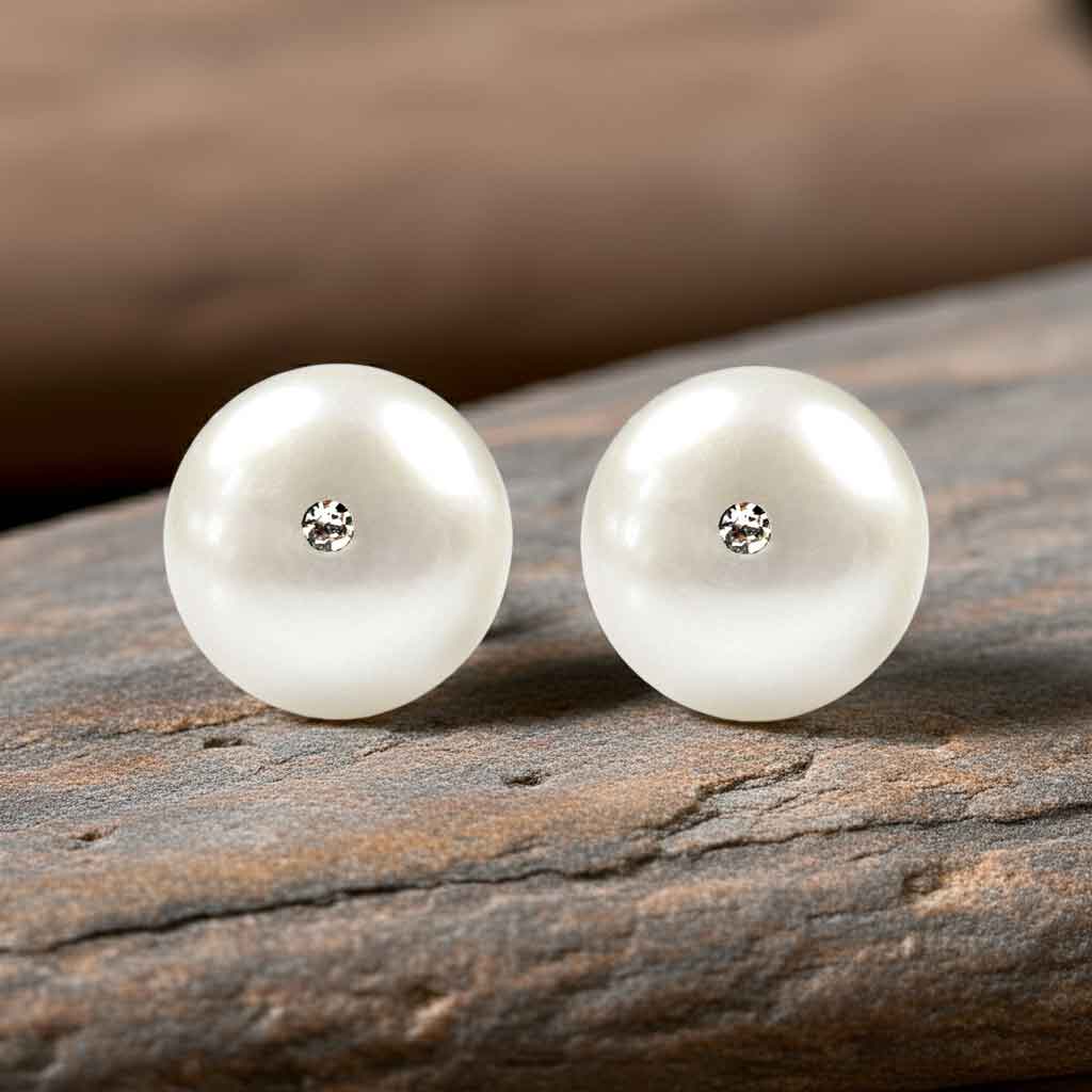 Witte zoetwater parel oorbellen met stras steentje liggend op steen | Zoetwater parel oorbellen Bling Mea W