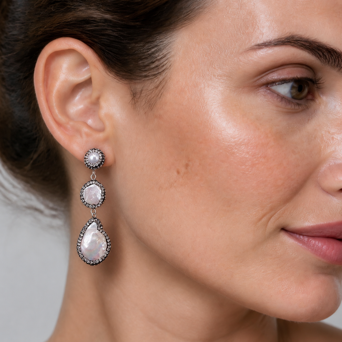 Lange zoetwater parel oorbellen met witte parels en stras steentjes op model | Bright 3 Pearl