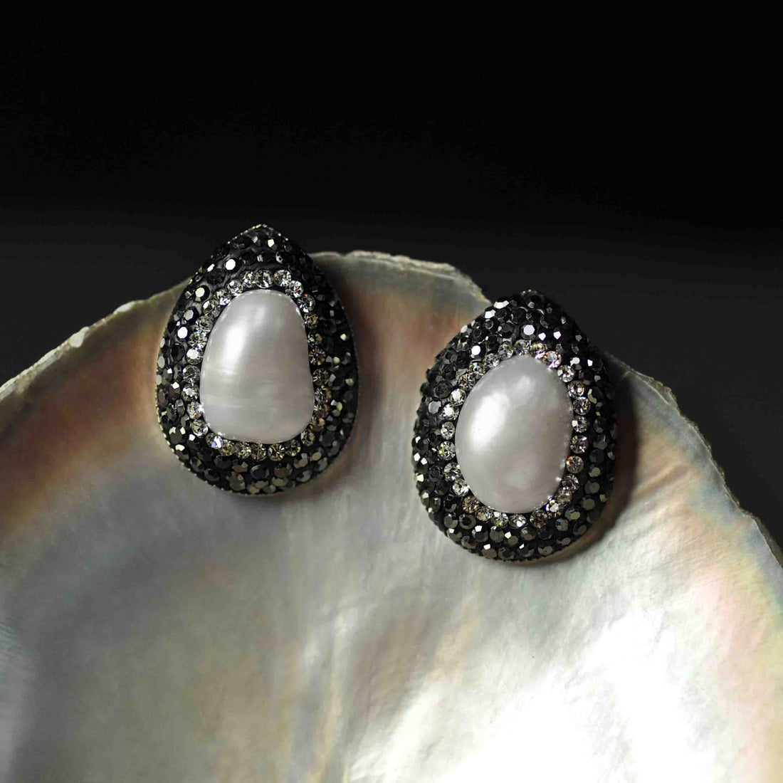 Witte zoetwater parel oorknoppen met stras steentjes hangend in schelp | Bright Pearl Big Teardrop