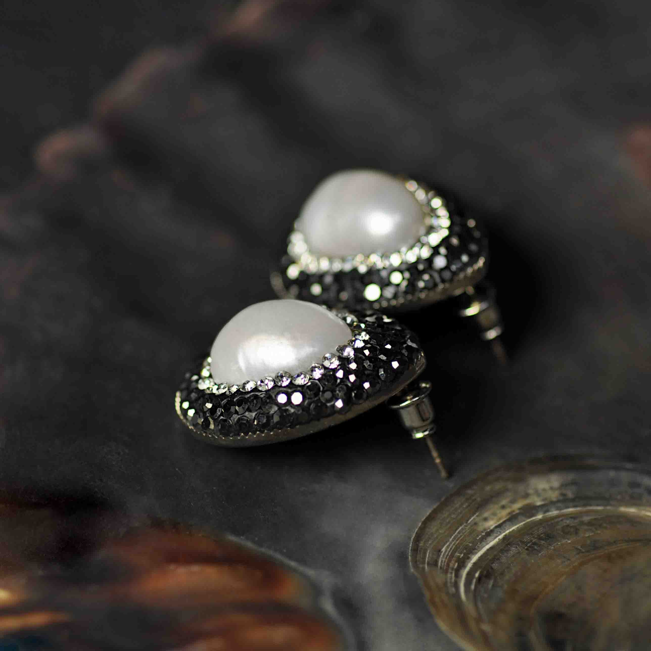 Witte zoetwater parel oorknoppen met stras steentjes liggend in schelp zijaanzicht | Bright Pearl Big Teardrop