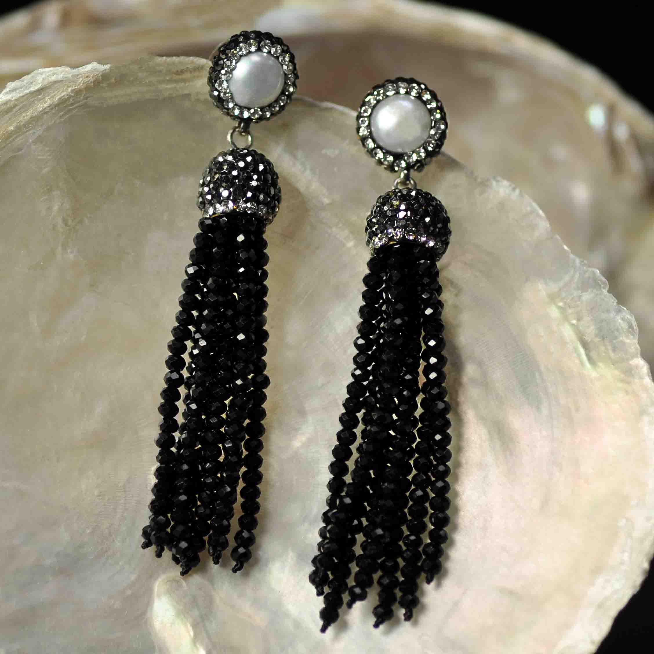 Lange zoetwater parel oorbellen met witte parel en zwart kristallen kwastje hangend aan schelp | Bright Pearl Black Crystal Tassel