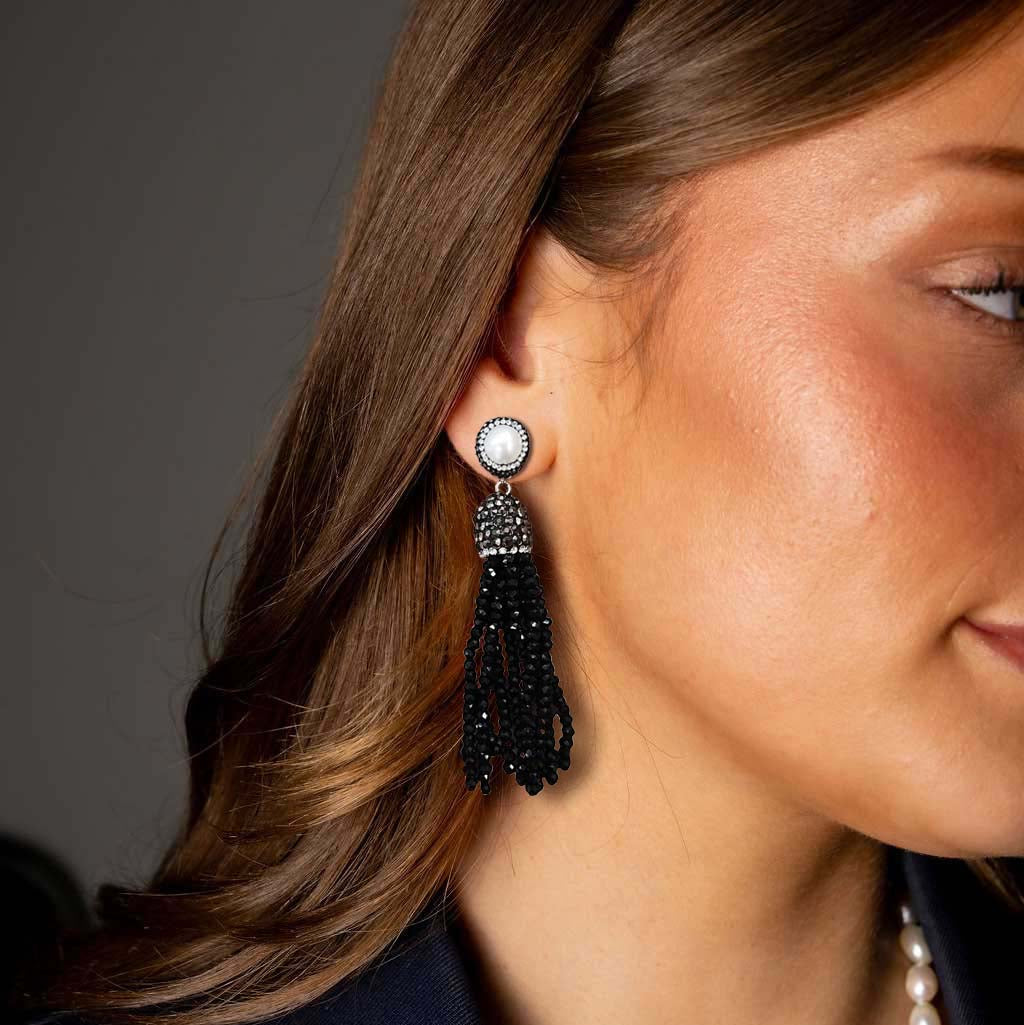 Lange zoetwater parel oorbellen met witte parel en zwart kristallen kwastje op model | Bright Pearl Black Crystal Tassel