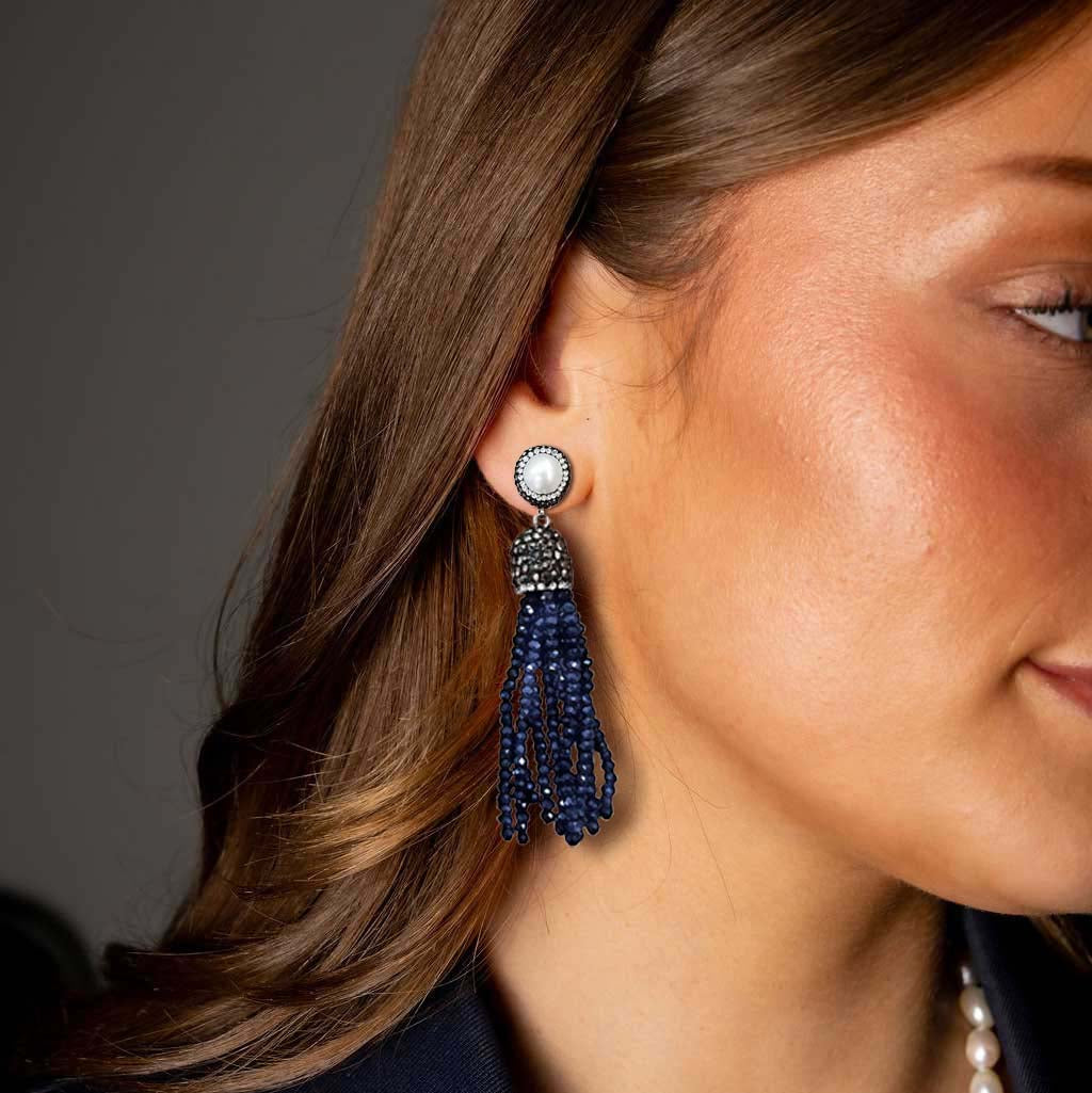 Lange zoetwater parel oorbellen met witte parels en blauw kristallen kwastje op model | Bright Pearl Blue Crystal Tassel