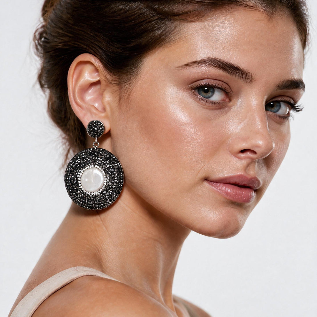 Grote witte zoetwater parel oorbellen met stras steentjes op model | Bright Pearl Disc