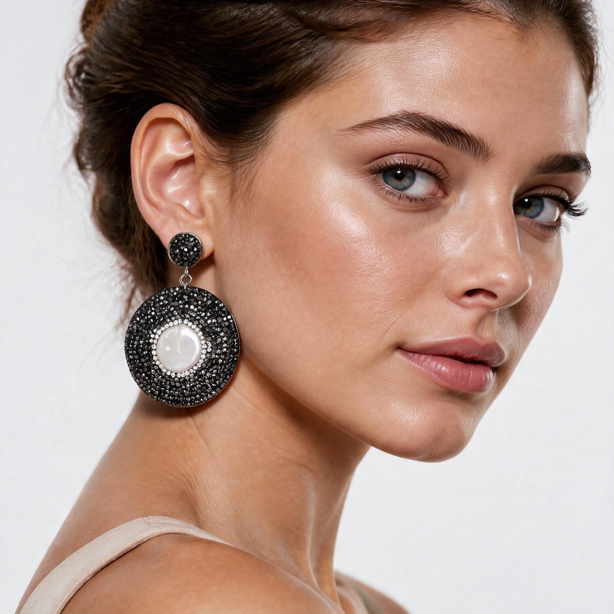 Grote witte zoetwater parel oorbellen met stras steentjes op model | Bright Pearl Disc