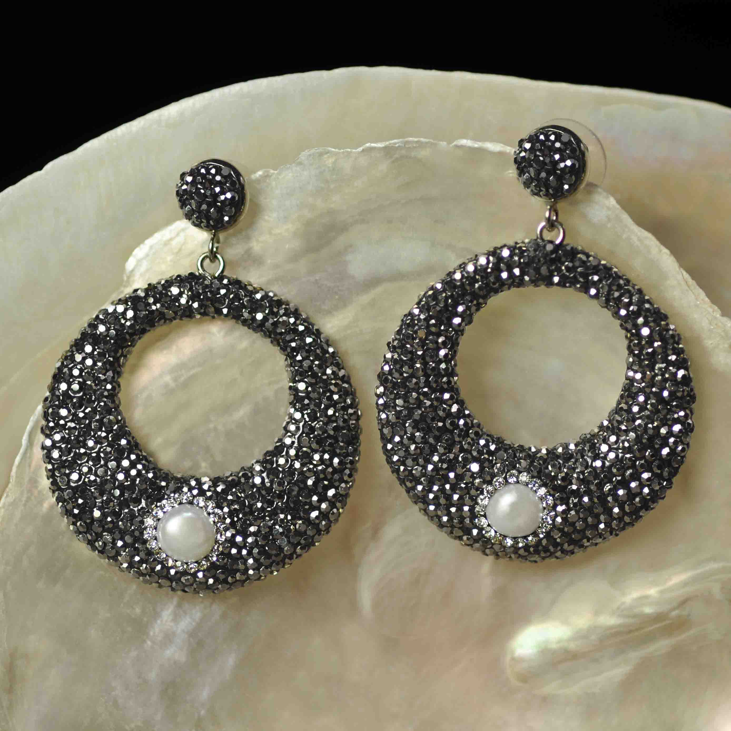 Grote zoetwater parel oorbellen met witte parels en zwarte stras steentjes hangend in schelp | Bright Pearl Donut