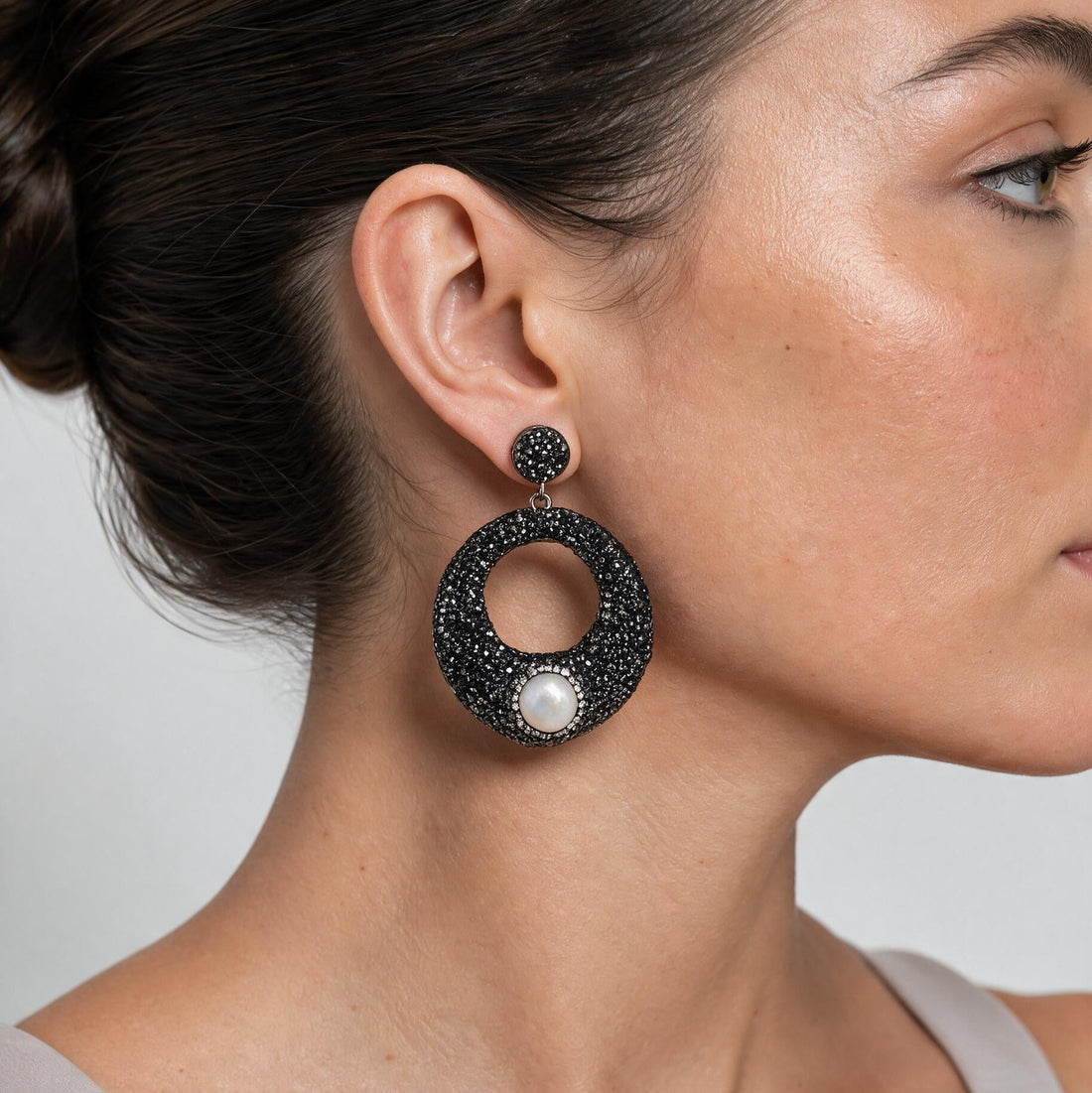 Grote zoetwater parel oorbellen met witte parels en zwarte stras steentjes op model | Bright Pearl Donut