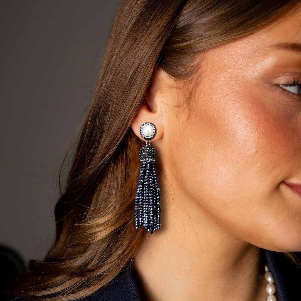 Lange zoetwater parel oorbellen met witte parels en stras steentjes en hematiet kristallen kwastje op model | Bright Hematite Crystal Tassel