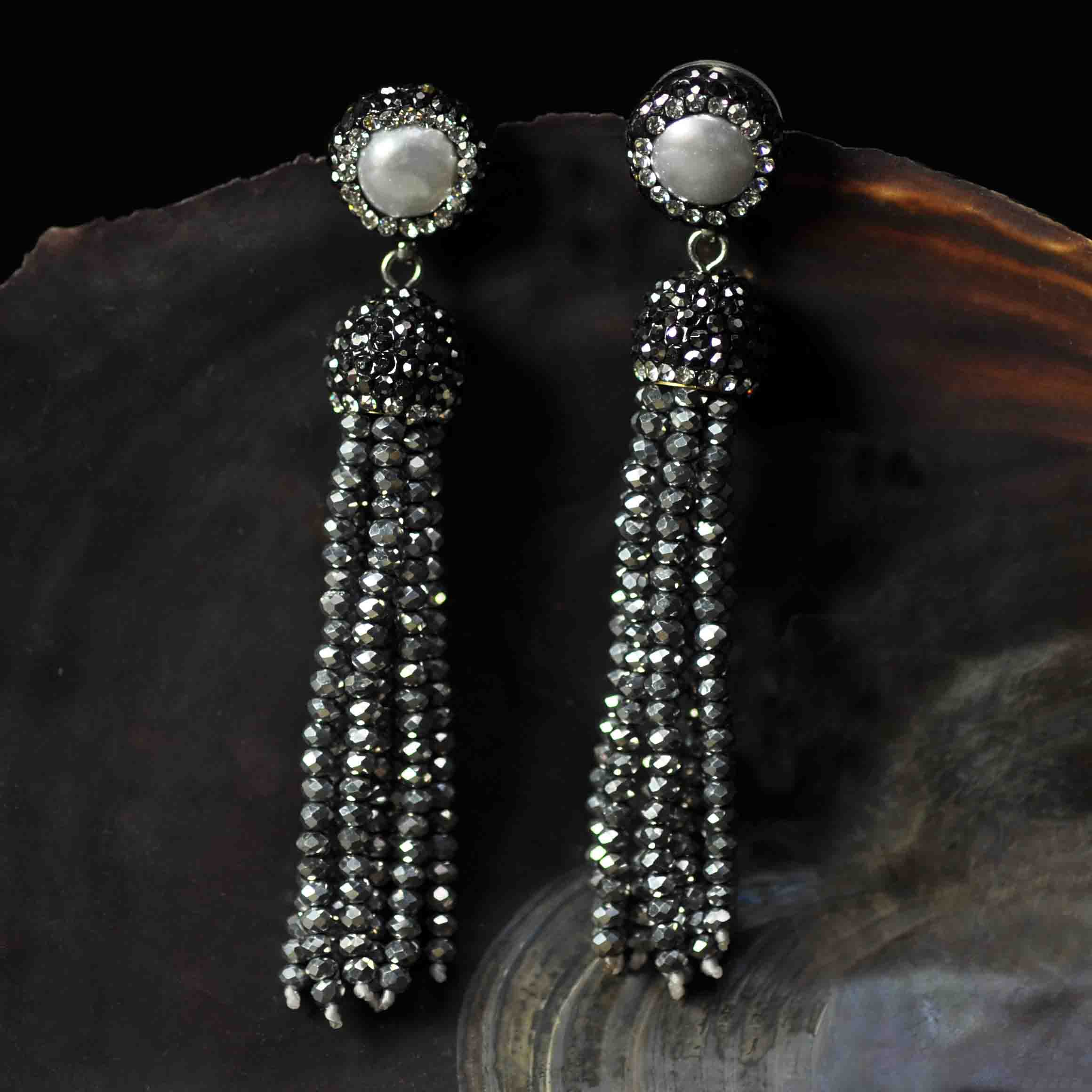 Lange zilveren zoetwater parel oorbellen met stras steentjes en zilver kristallen kwastje hangend in schelp | Bright Pearl Silver Crystal Tassel