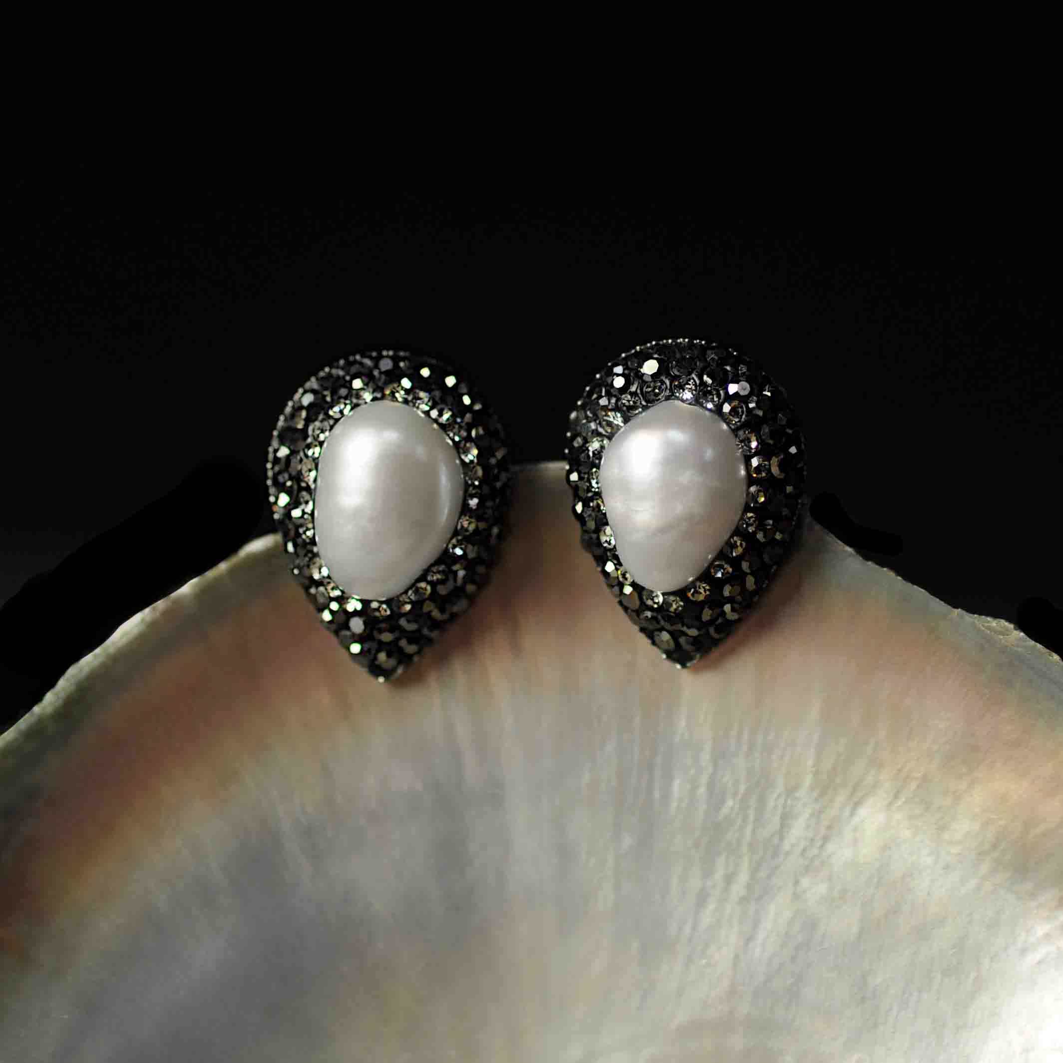 Witte zoetwater parel oorknoppen met stras steentjes in druppel vorm hangend in schelp | Bright Pearl Small Teardrop