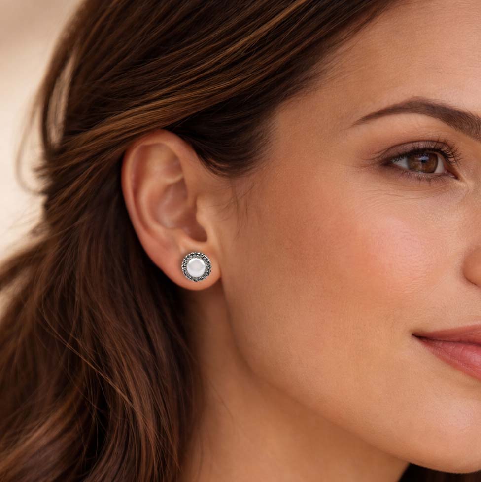 Zoetwater parel oorknopjes met witte parels, stras steentjes en sterling zilver (925) op model | Bright Pearl Small