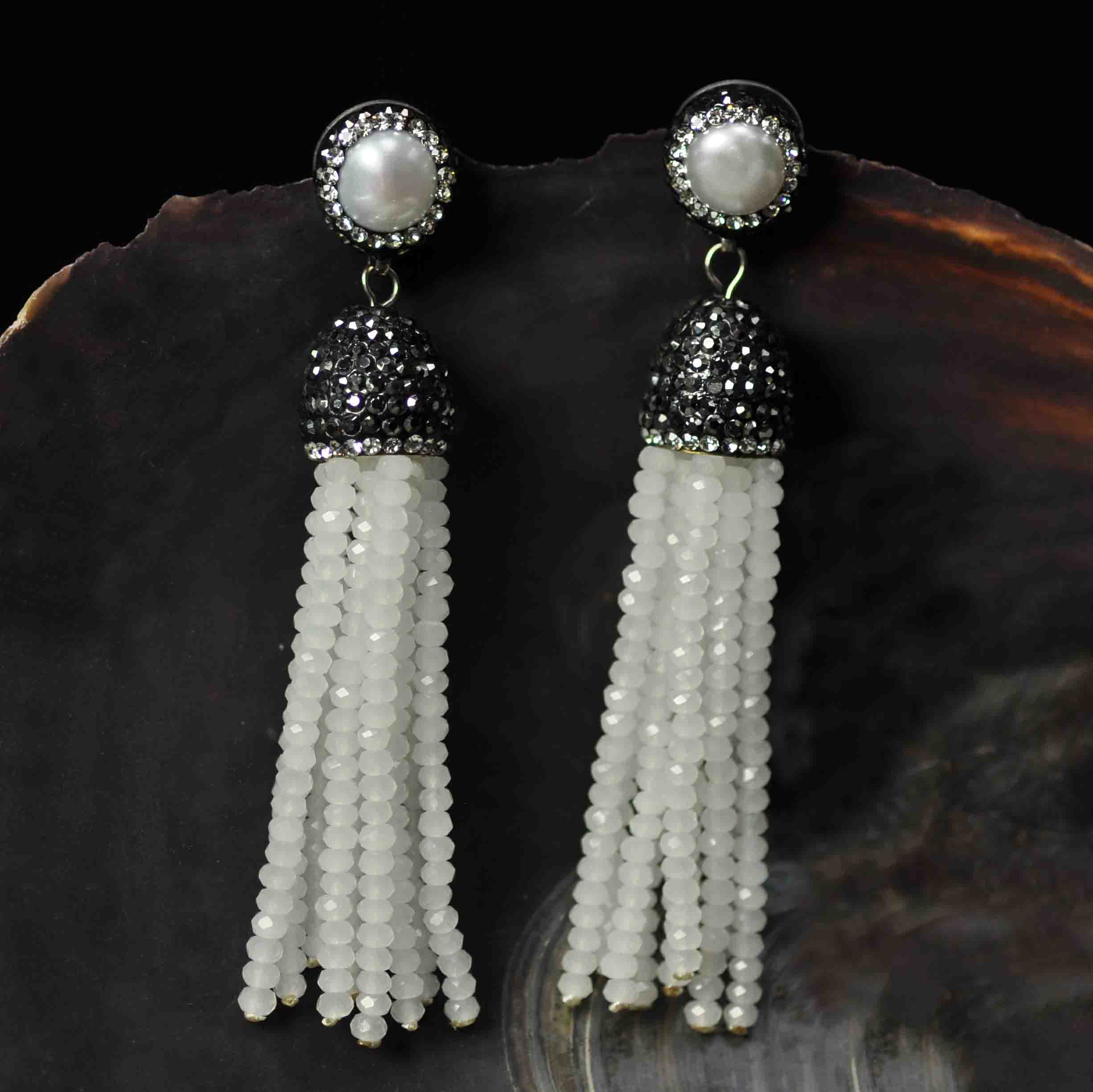 Lange witte zoetwater parel oorbellen met stras steentjes en wit kristallen kwastje hangend in schelp | Bright Pearl White Crystal Tassel