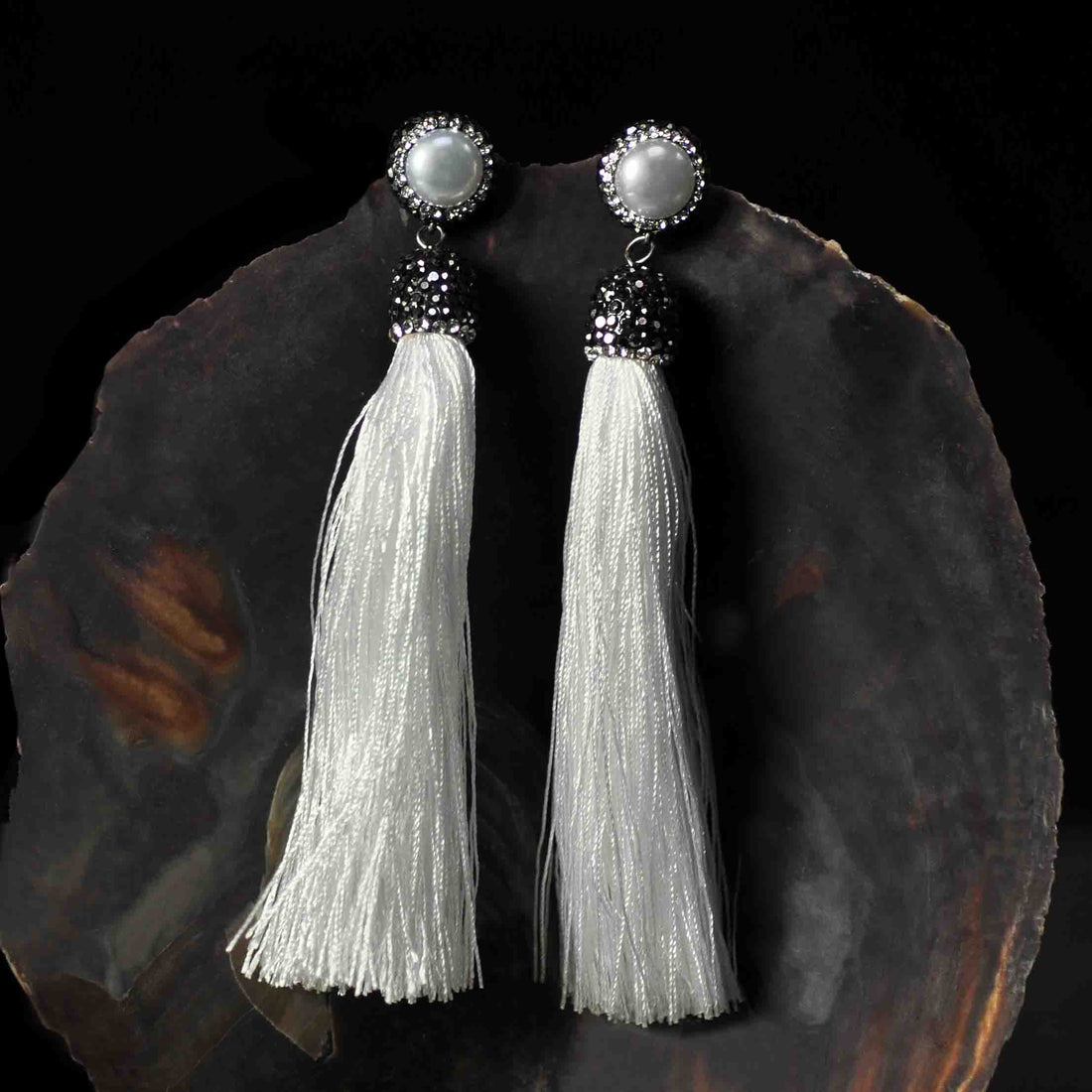 Lange witte zoetwater parel oorbellen met stras steentjes en wit kwastje hangend in schelp | Bright Pearl White Tassel