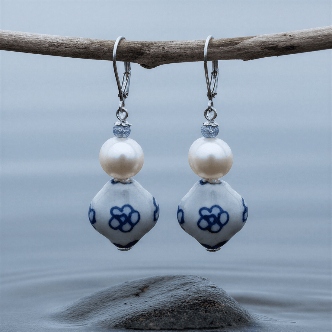 Zoetwater parel oorbellen met witte parel, Delfts blauwe ornament en edelstaal hangend aan takje | Hollands Glorie Bloem