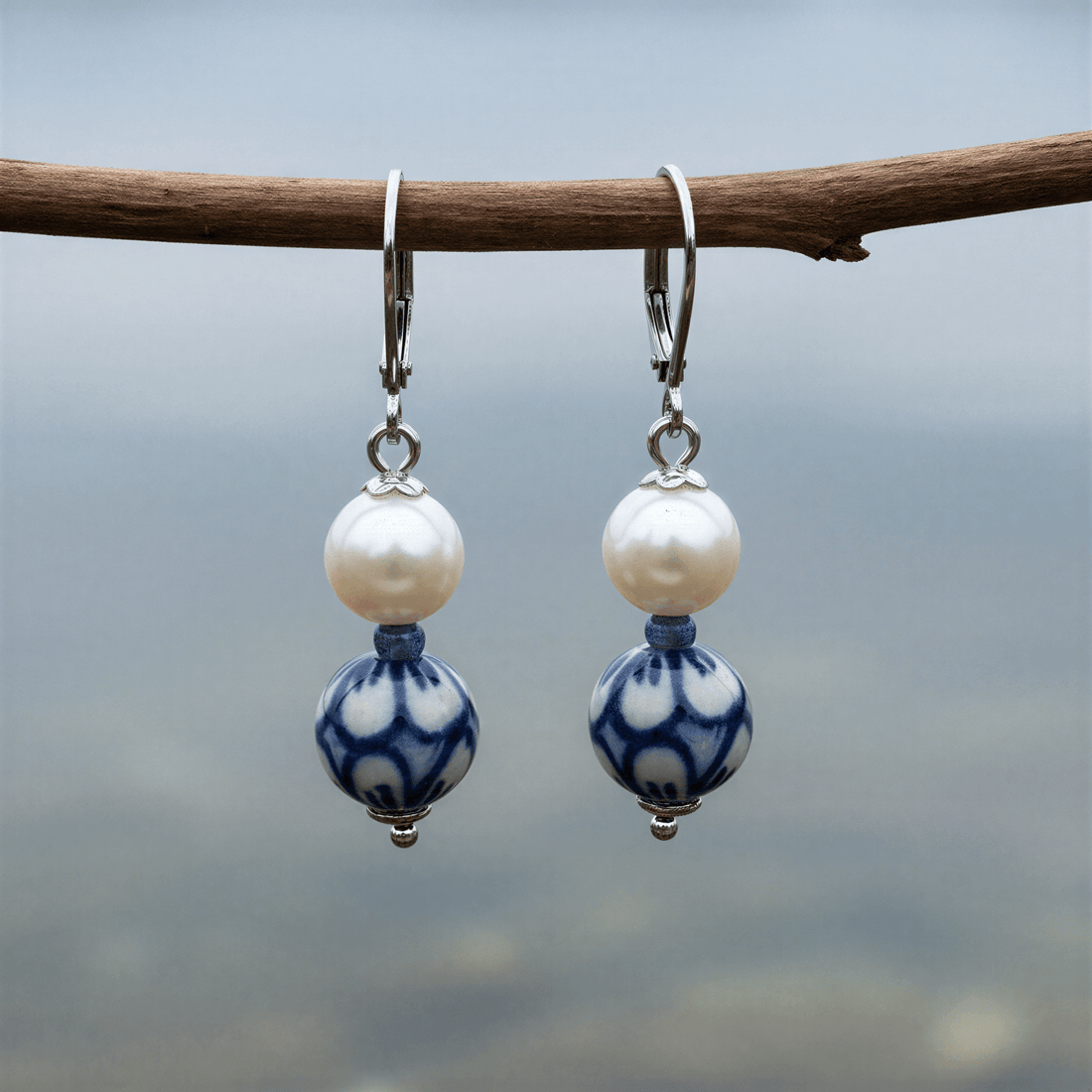 Zoetwater parel oorbellen met witte parels, Delfts blauw ornament en edelstaal hangend aan takje | Hollands Glorie Round Flower White