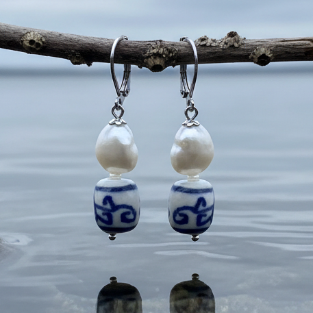 Zoetwater parel oorbellen met witte parels, Delfts blauw ornament en edelstaal hangend aan takje | Hollands Glorie Spiral White