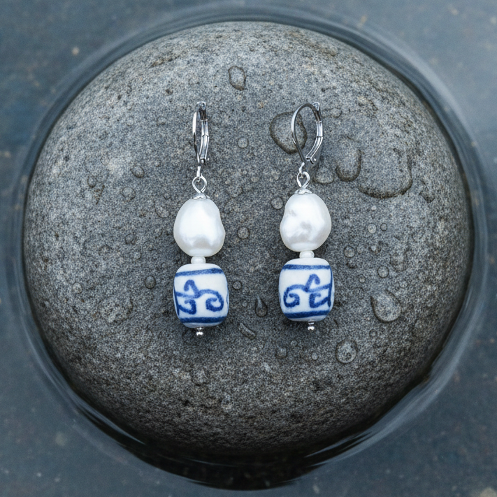 Zoetwater parel oorbellen met witte parels, Delfts blauw ornament en edelstaal liggend op steen | Hollands Glorie Spiral White