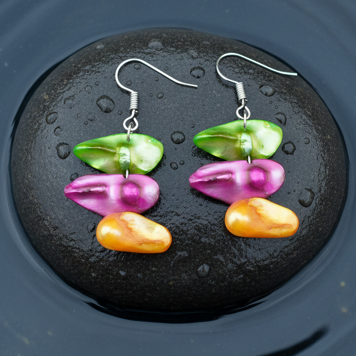 Muliti color gekleurde parel oorbellen met sterlling zilver (925) liggend op steen in water | Lilou