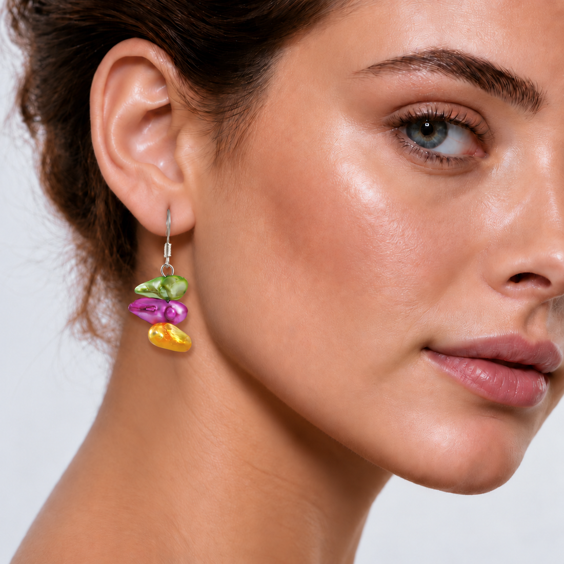Muliti color gekleurde parel oorbellen met sterlling zilver (925) op model | Lilou