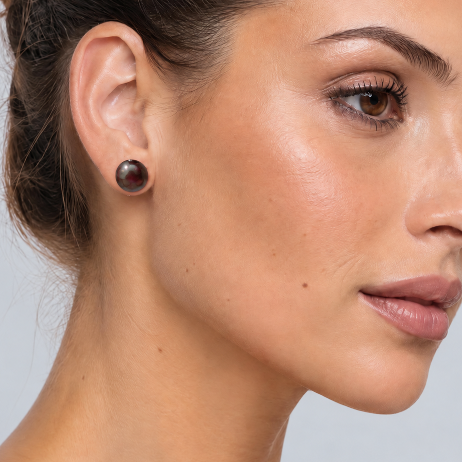 Bruine zoetwater parel oorknoppen met sterling zilver (925) op model | Little Bling Bold Brown Pearl