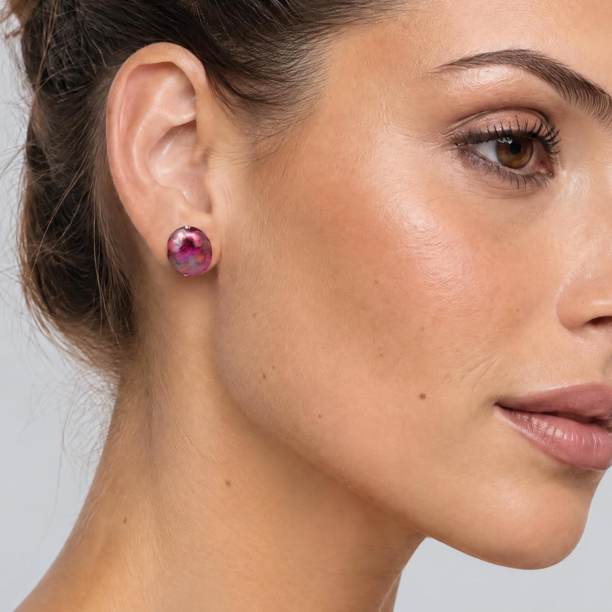 Paarse zoetwater parel oorknoppen met sterling zilver (925) op model | Little Bling Bold Purple Pearl