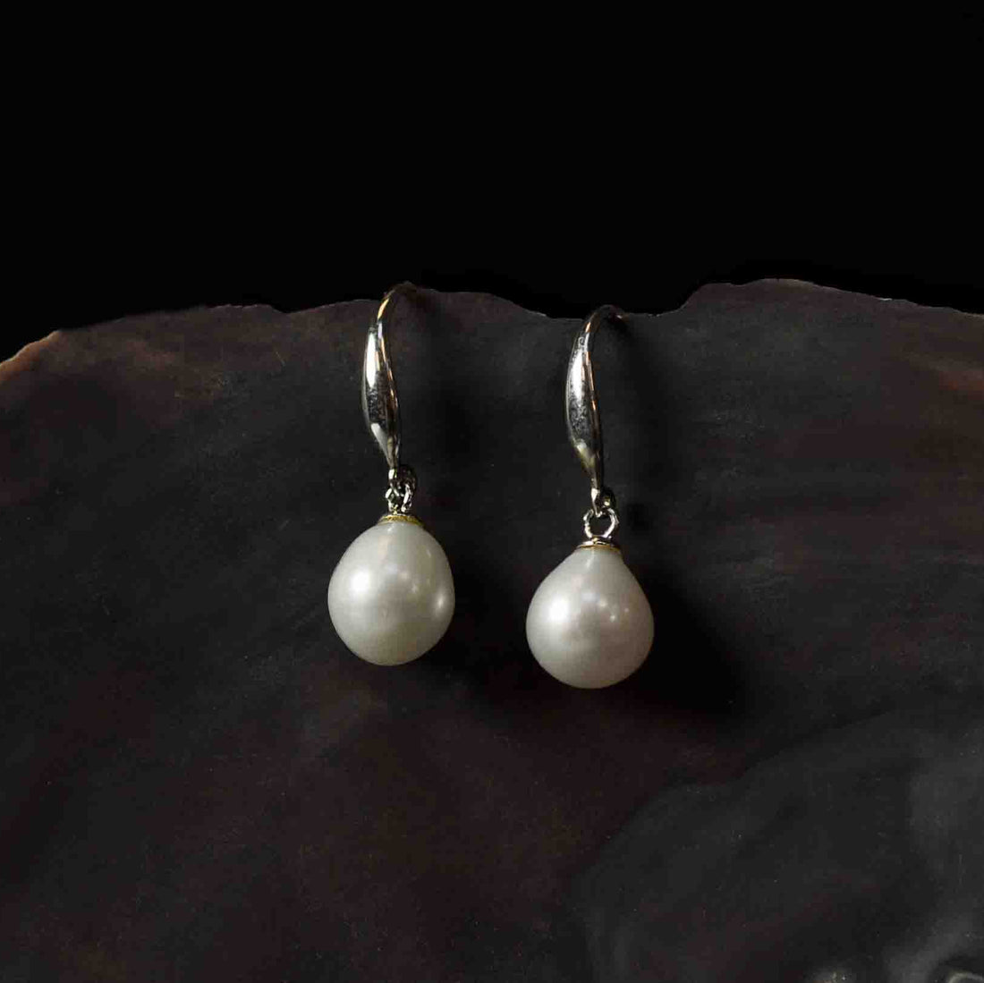 Witte zoetwater parel oorbellen, oorbel hangers | Maureen W