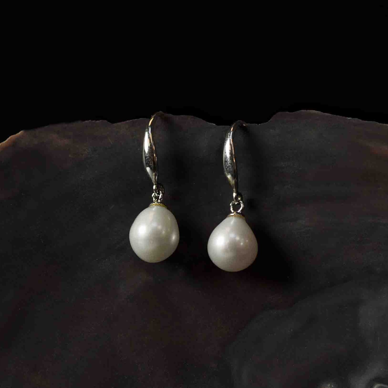 Witte zoetwater parel oorbellen, oorbel hangers | Maureen W