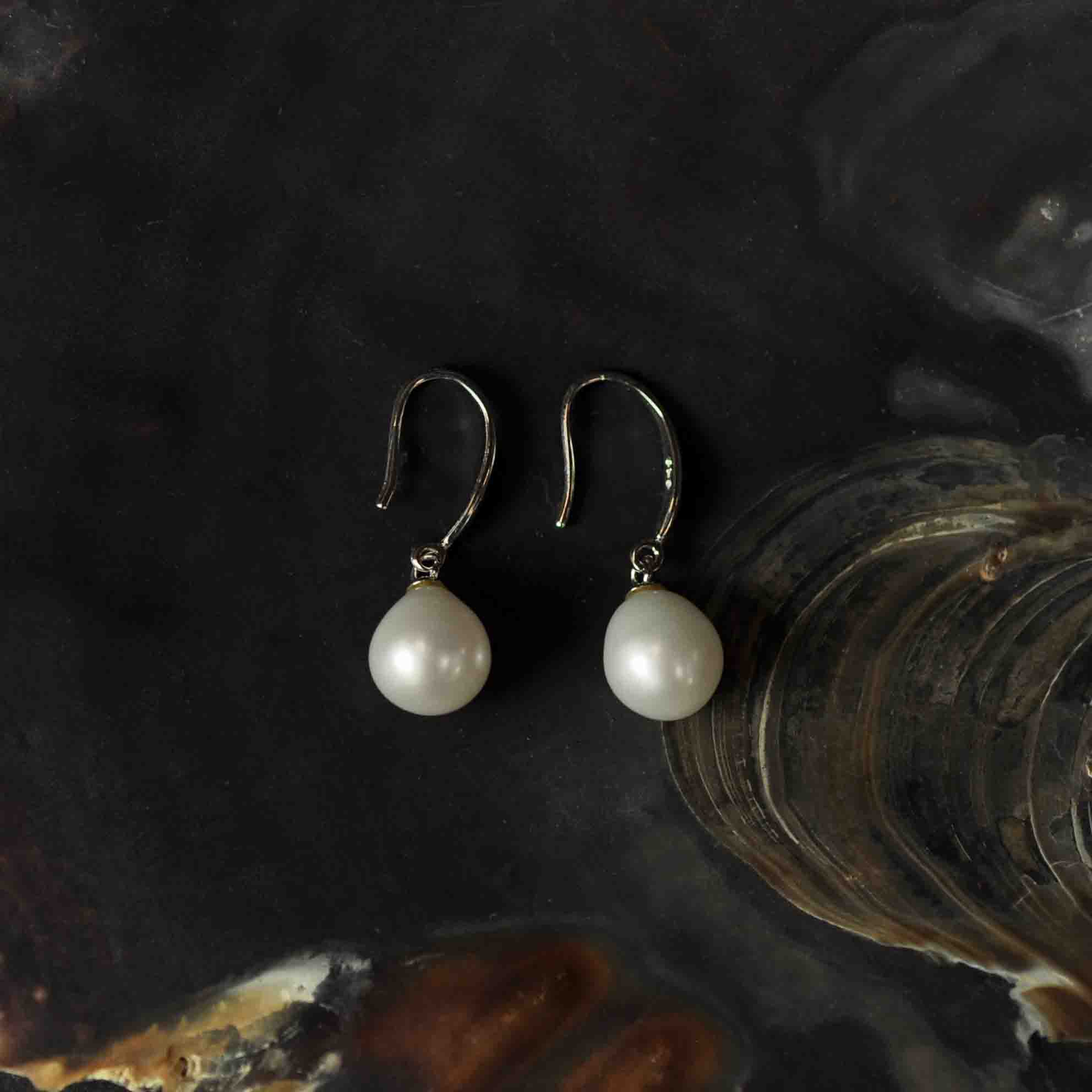 Witte zoetwater parel oorbellen, oorbel hangers liggend in schelp | Maureen W