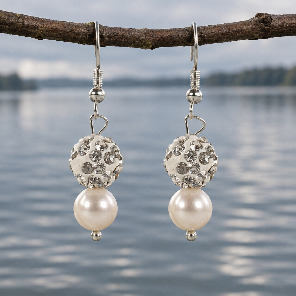Witte zoetwater parel oorbellen met stras bal en sterling zilver (925) hangend aan takje boven water | Maxima