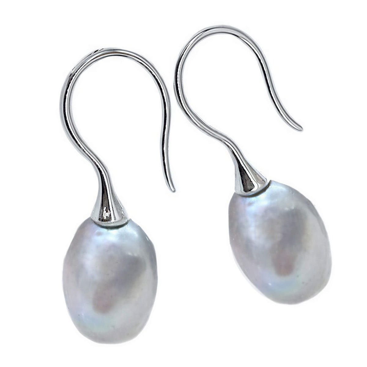 Zoetwater parel oorbellen met licht grijze barok parels en sterling zilver (925) schuin | Mayla Grey