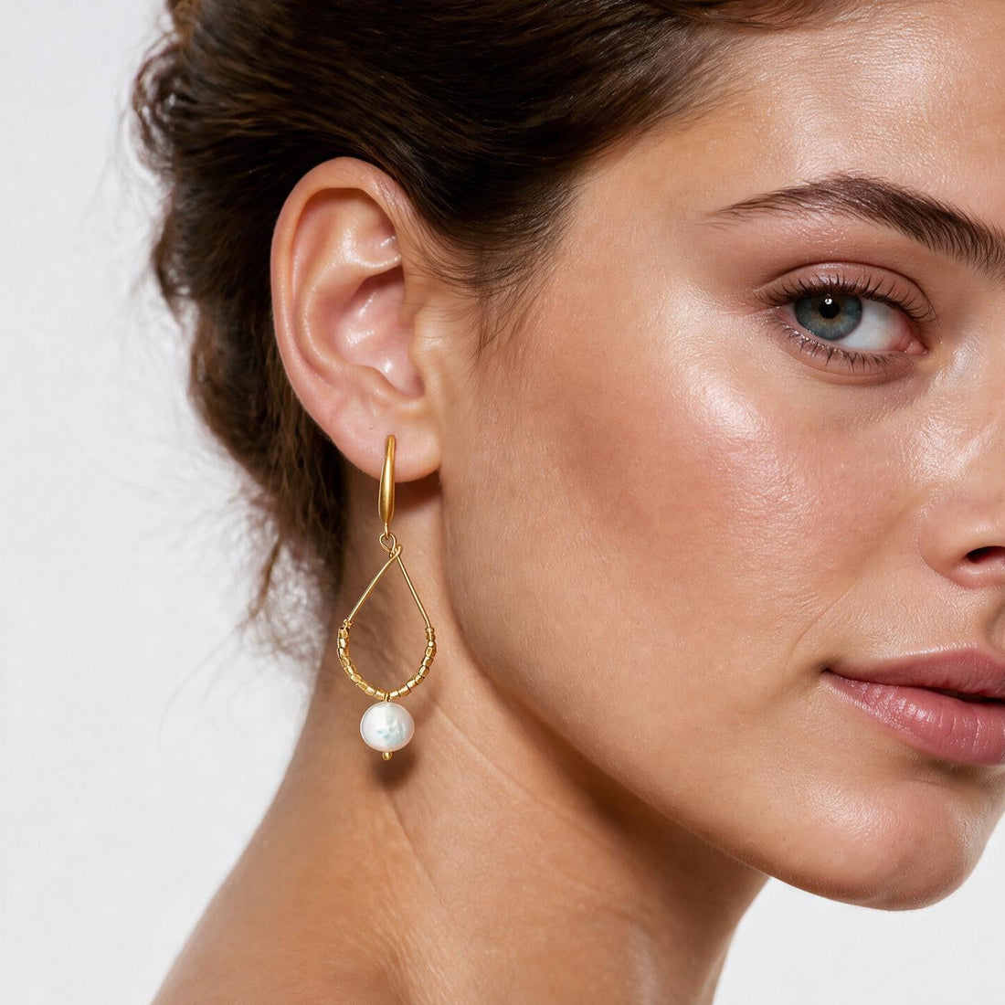 Lange witte zoetwater parel oorbellen met witte coin parels en goud op model | Milany Gold