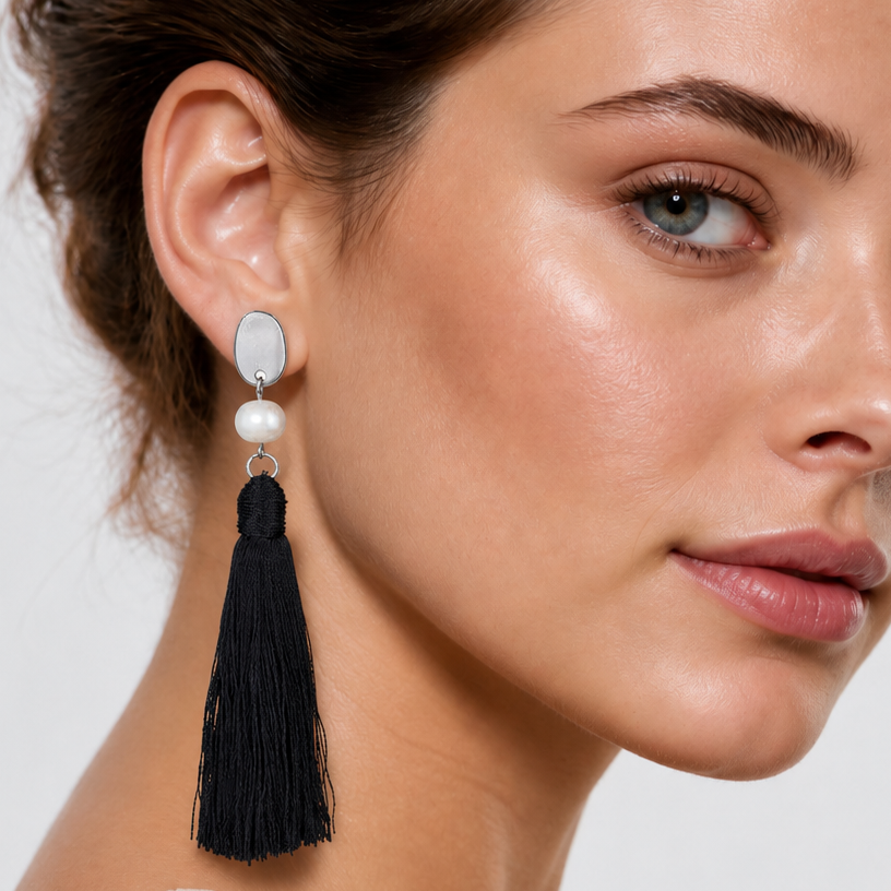Lange zoetwater parel oorbellen met witte parel en zwart kwastje op model | Pearl Black Tassel