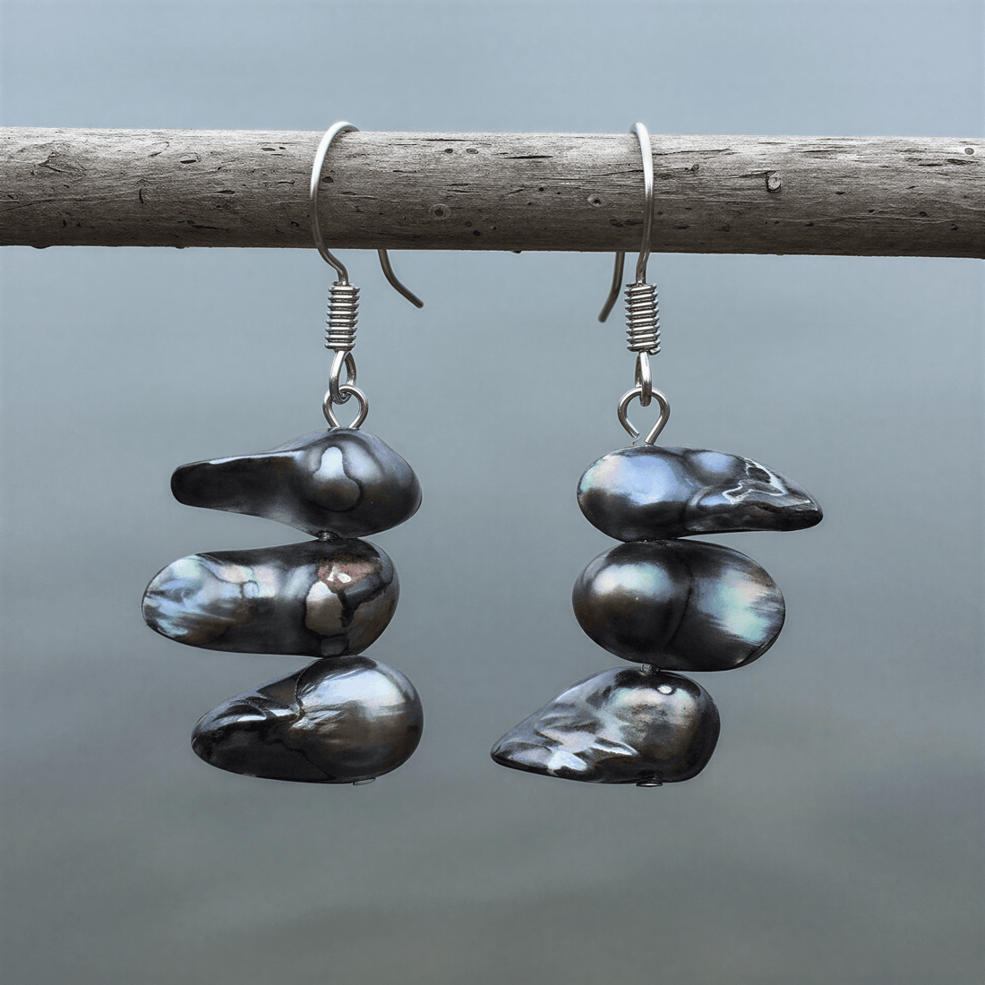 Zoetwater parel oorbellen met grijze parels en sterling zilver (925) hangend aan takje | Pearl Blister Black