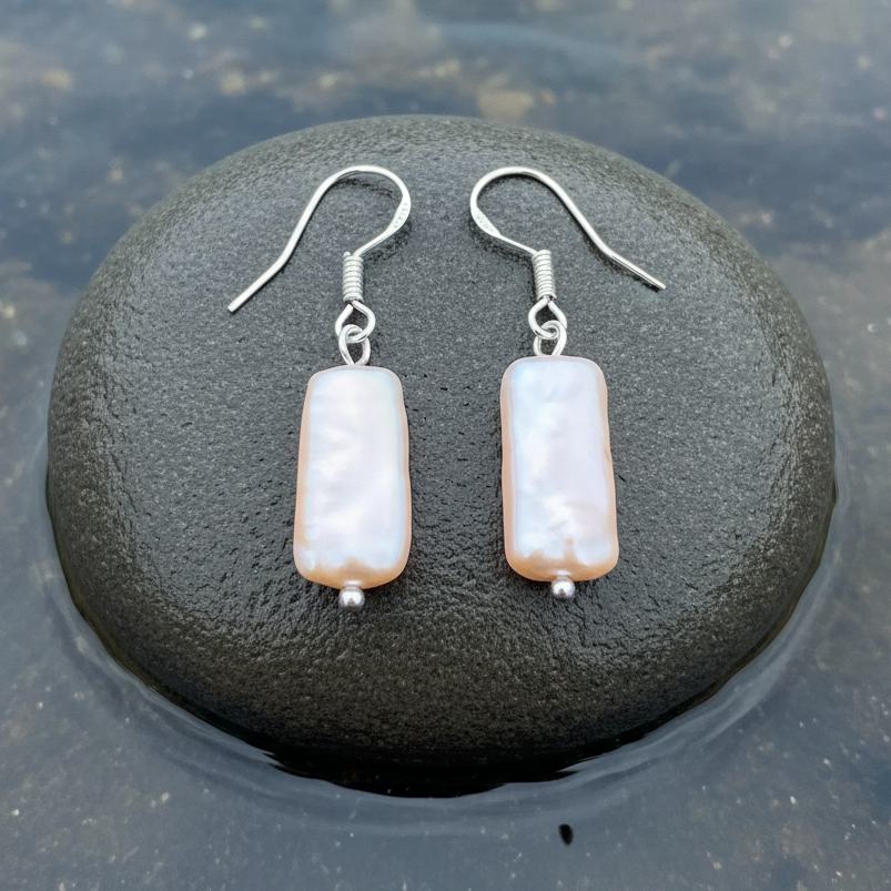 Zoetwater parel oorbellen met zalm kleurige rechthoekige parel en sterling zilver (925) liggend op steen | Pearl Rectangle Peach