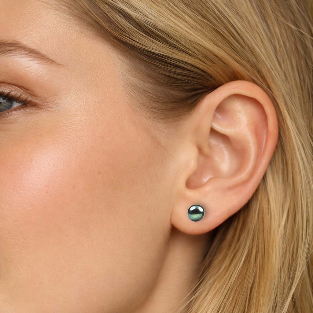 Groen grijze zoetwater parel oorknopjes op model | Sea Eye