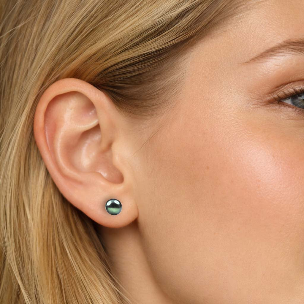 Groen grijze zoetwater parel oorknopjes op model | Sea Eye