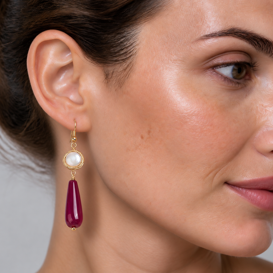 Lange zoetwater parel oorbellen met witte parel, rode agaat en goud edelstaal op model | White Coin Red Agate Gold