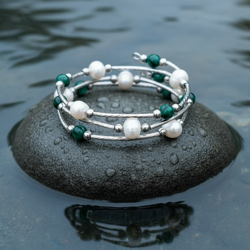 Wit zoetwater parel wikkelarmband met groene agaat liggend op steen in water | Wrap Pearl Green Striped Agate