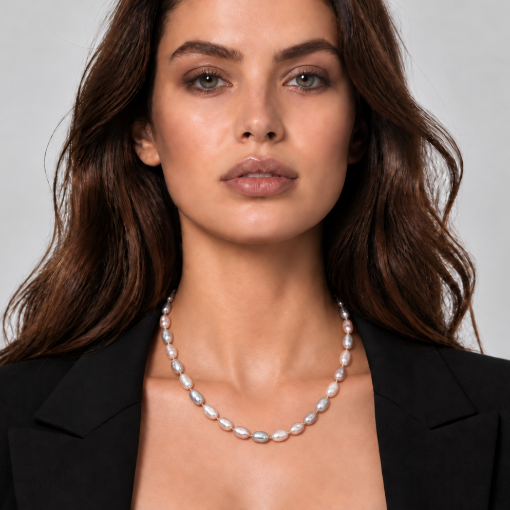 Handgeknoopte grijze parelketting met sterling zilveren slot en verlengketting op model | Baroque Grey