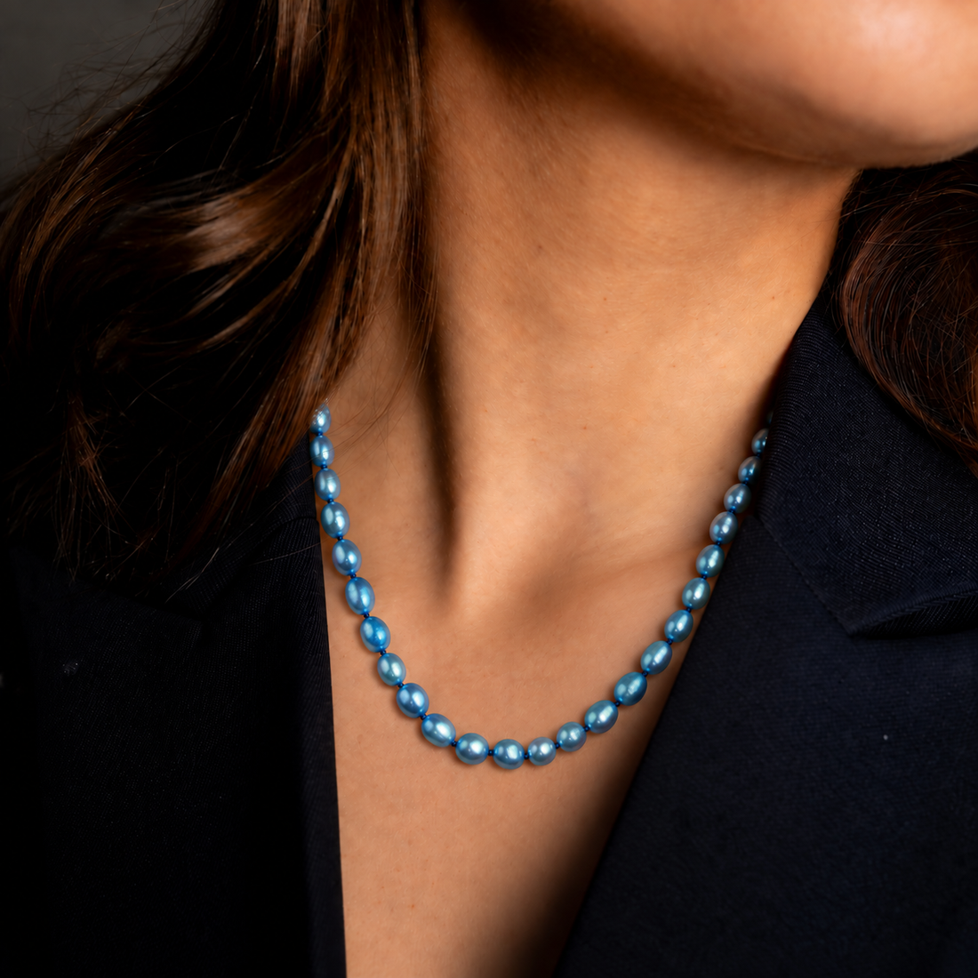 Blauw zoetwaterparel ketting met goud edelstalen slotje is volledig handgeknoopt met barok parels op model | Blair
